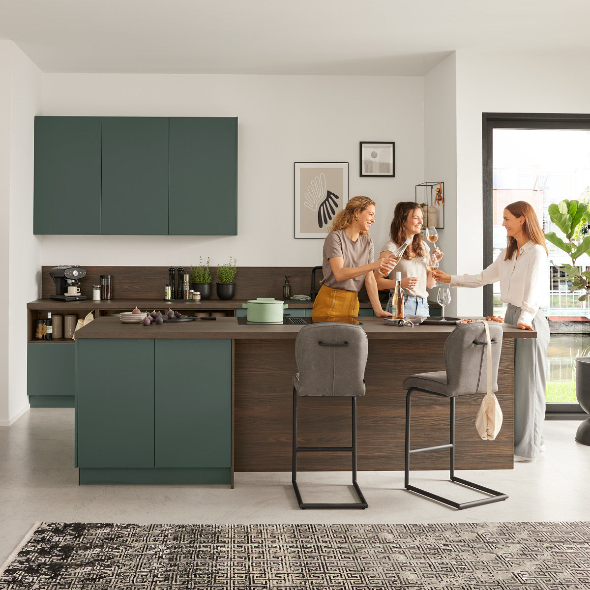 Interliving Inselküche in Dunkelgrün Nussbaum