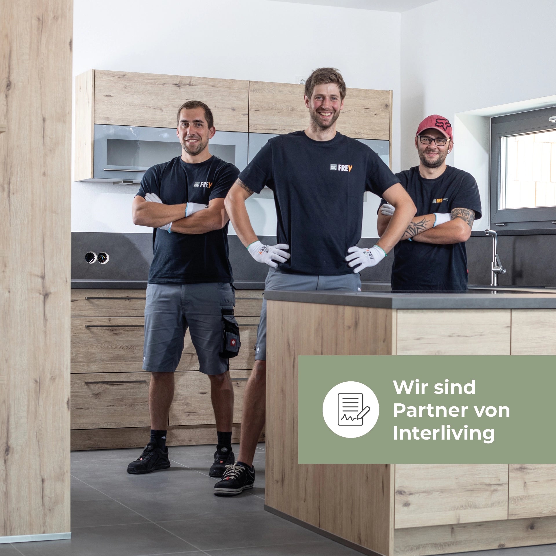 FREY Montageteam beim Kücheneinbau – Interliving Partner