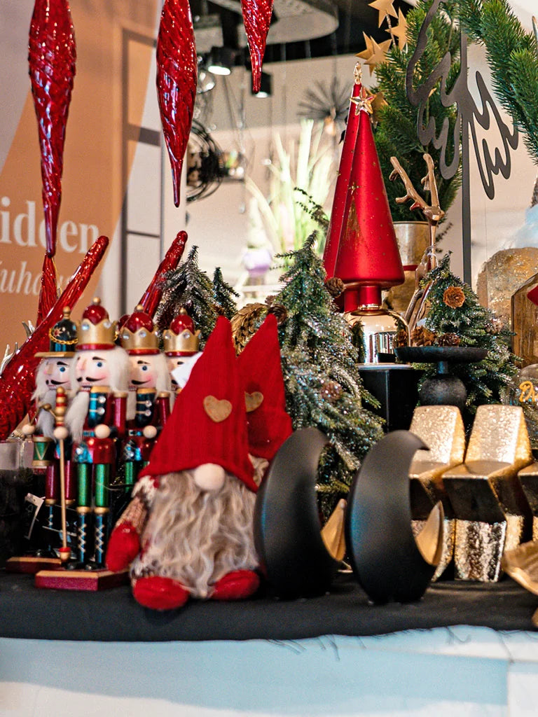 Weihnachtsmarkt im Möbelhaus mit Nussknackern, Wichteln und roter Dekoration
