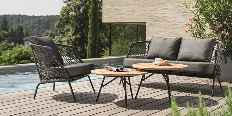 Moderne Loungemöbel der Interliving FREY Gartenmöbel Kollektion am Pool
