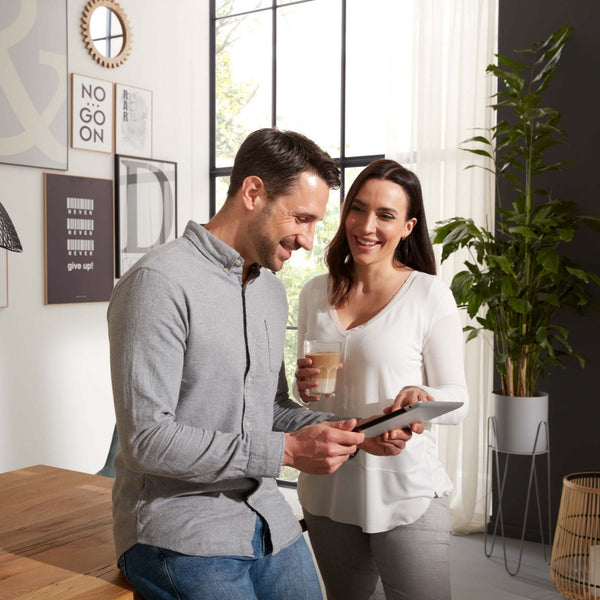 Paar plant am Tablet die neue Einrichtung