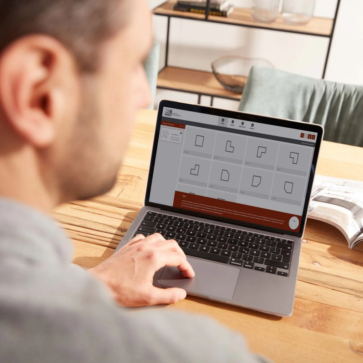 Mann plant am Laptop mit 3D-Küchenplaner den Grundriss seiner neuen Küche – Online-Küchenplanung bei Interliving FREY