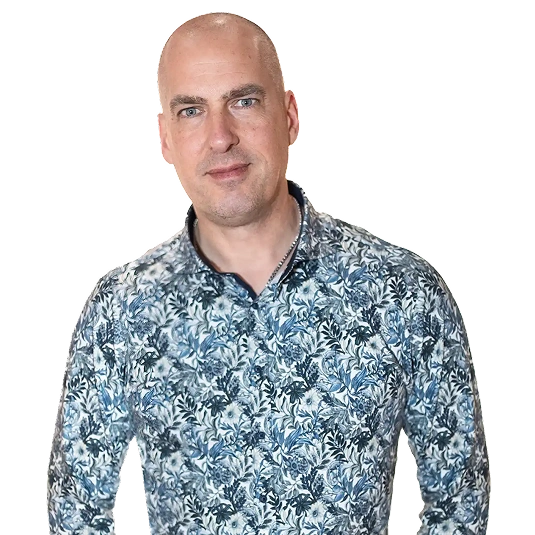 Küchenberater Andreas Glaß von Interliving FREY Weiden im gemusterten Hemd