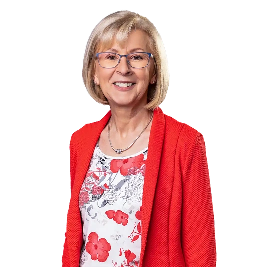 Küchenberaterin Beate Knebel von Interliving FREY Cham in rotem Blazer