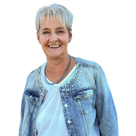 Küchenberaterin Cladia Hecht von Interliving FREY Marktredwitz mit Jeansjacke