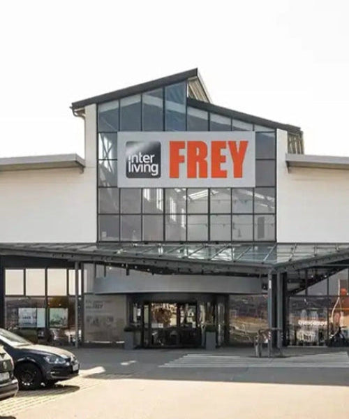  Eingang mit Glasfassade	Außenansicht des Interliving FREY Möbelhauses in Cham mit moderner Glasfassade