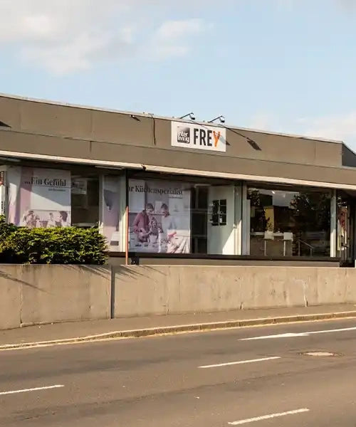 Außenansicht des FREY Küchenstudios in Marktredwitz mit großem Schaufenster