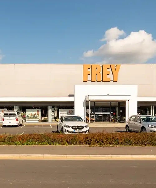 FREY Einrichtungshaus in Weiden mit großem FREY Logo und Parkplätzen davor