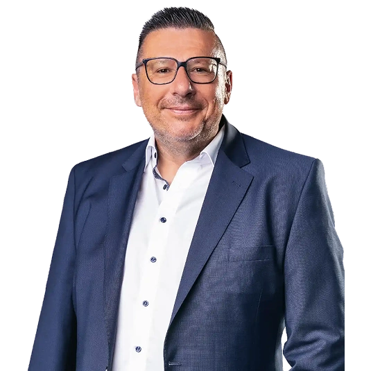 Küchenexperte Thomas Bauer von Interliving FREY Cham im blauen Anzug