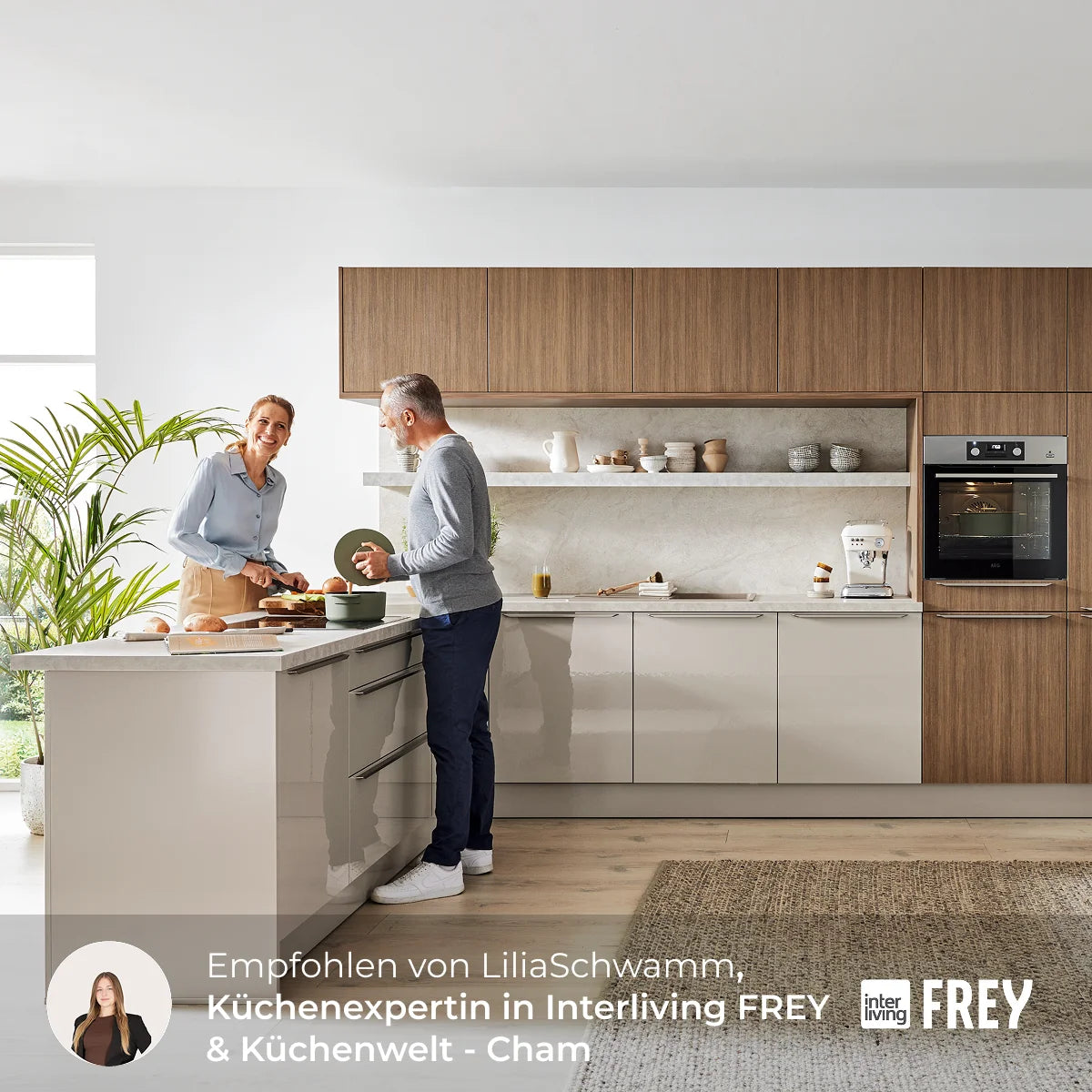 WERT-KÜCHE aus dem
Programm Vida,
Das originelle Regalelement
mit 4 Schubkästen lockert
die weiße Front optisch
auf und bietet viel Platz
für Vorräte.
Front weiß Satin, Arbeitsplatte, Ansetztisch und Regalelement Asteiche
natur Nachbildung, best. aus T-Form mit halbhohen Elementen, Hängern und
Ansetztisch. Mit Elektrogeräten von Constructa und Einbauspüle. Maße ca.
457x300 cm (inkl. Ansetztisch 120 cm). Ohne Deko.