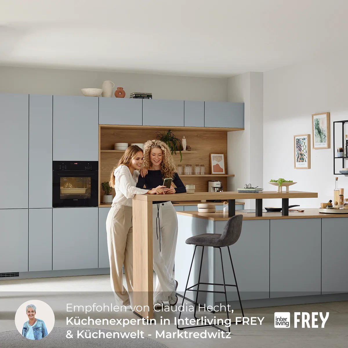 Culineo Küche im Programm C357,
Front Lack Sky Premium matt mit Anti-Fingerprint-Beschichtung,
Arbeitsplatten, Nischenrückwand und Ansetztisch Eiche Honig Nach
bildung. Best. aus Zeile mit Hochschränken, Nische mit Regalboards
und großer Insel mit hohem Ansetztisch. Mit hochwertigen Siemens
Elektrogeräten und Einbauspüle. Maße ca. 363 + 180 + 90 cm. Ohne Deko.

Ein praktischer Hochschrank bietet großzügigen Stauraum für Vorräte und mehr.