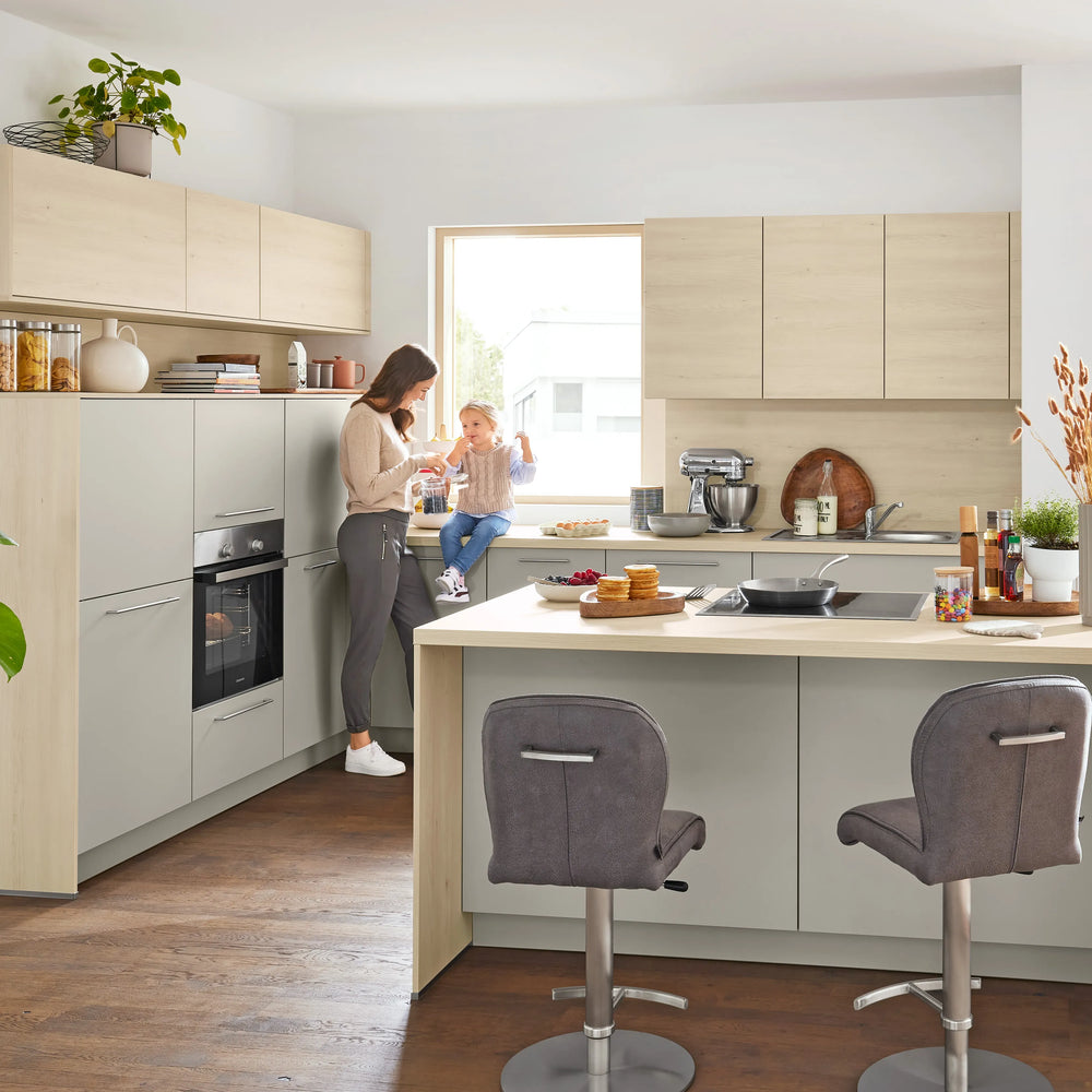 Interliving Wohnküche mit Theke in Platingrau & Birke