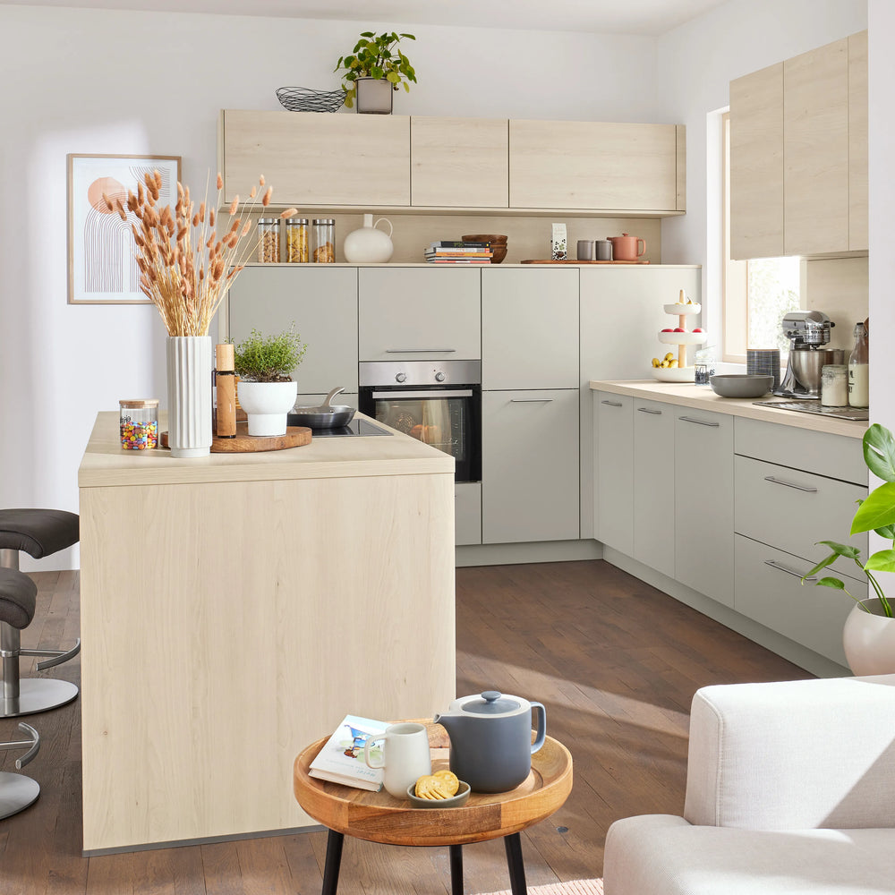 Interliving Wohnküche mit Theke in Platingrau & Birke