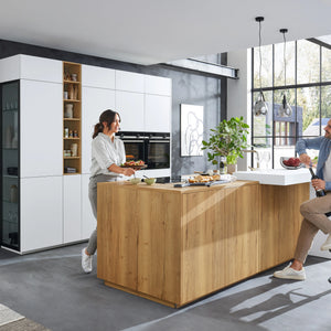 Interliving Inselküche mit Ansetztisch in Weiß & Eiche