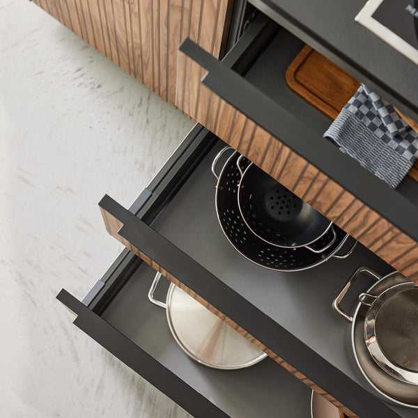 Interliving Design-Inselküche Stauraum