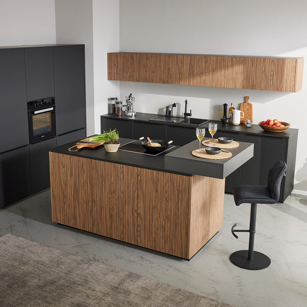 Interliving Design-Inselküche in Holzoptik