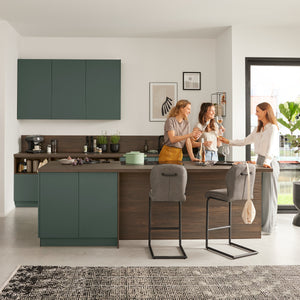 Interliving Inselküche in Dunkelgrün Nussbaum