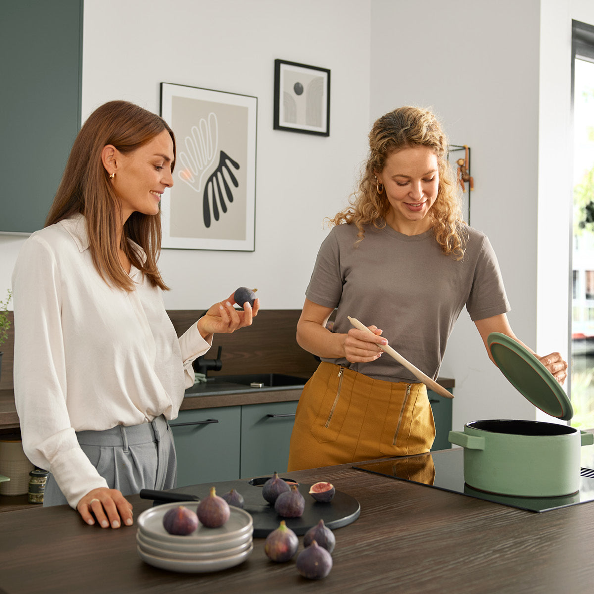 Interliving Inselküche in Dunkelgrün Nussbaum