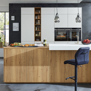Interliving Inselküche in Weiss und Holzoptik