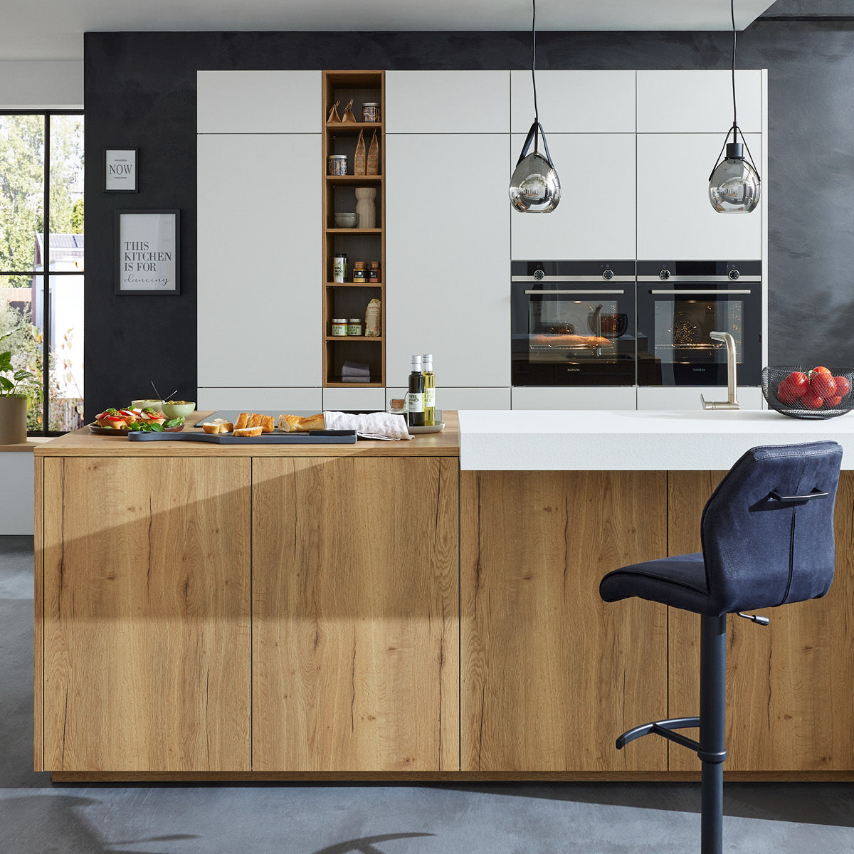 Interliving Inselküche in Weiss und Holzoptik