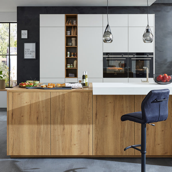 Interliving Inselküche in Weiss und Holzoptik