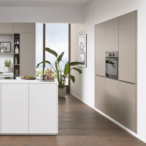 Interliving Designküche mit Insel in Weiß Schrank