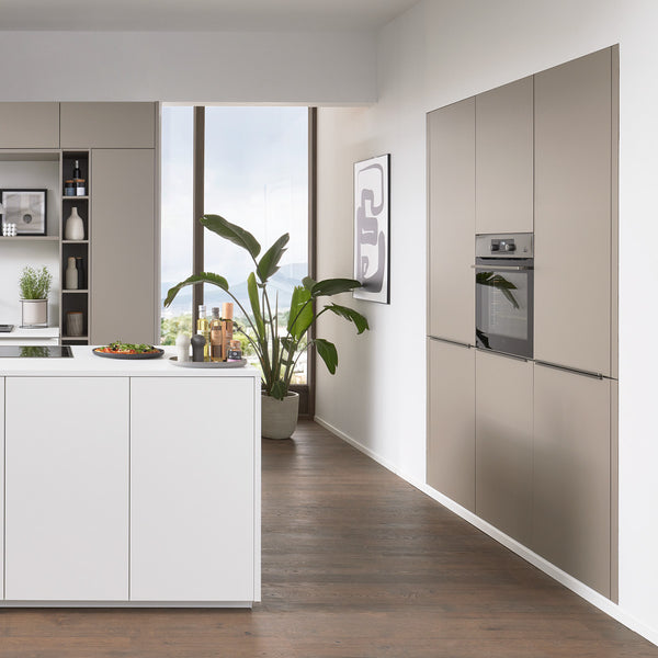 Interliving Designküche mit Insel in Weiß Schrank