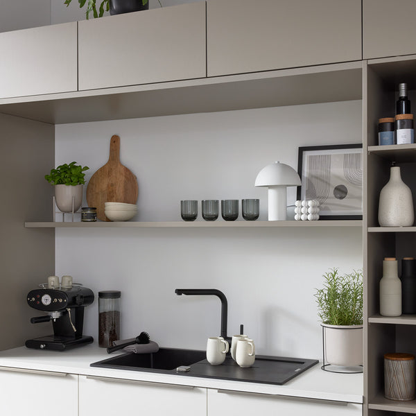 Interliving Designküche mit Insel in Weiß Spülbecken