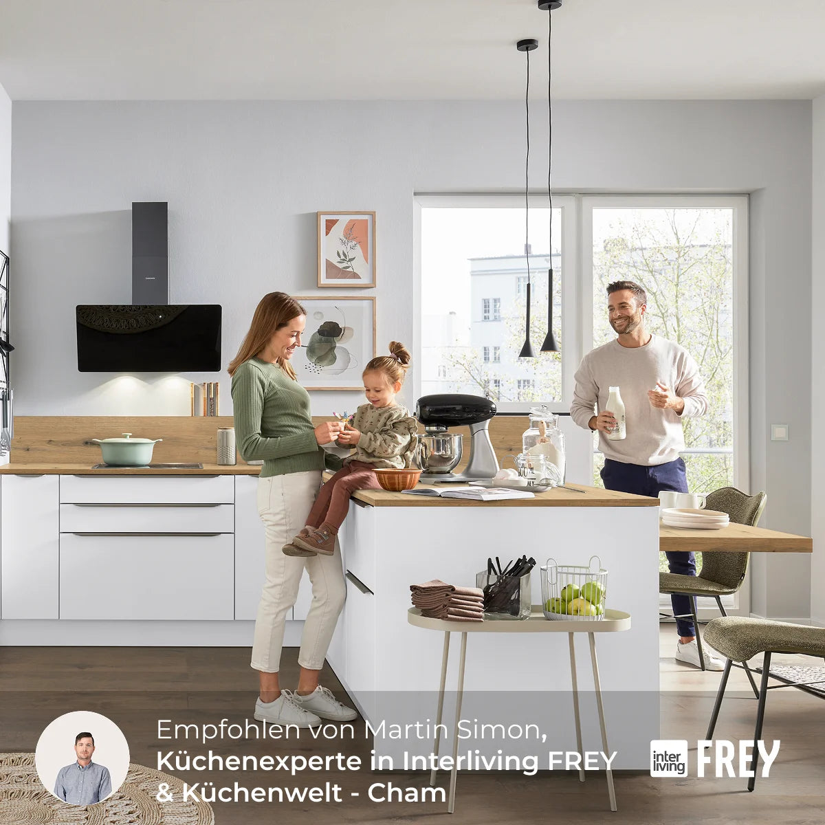 Interliving Küche Serie 3109
im Programm 3410,
Front-Kombi Lack articweiß und avocado
softmatt, Nischenverkleidung, Ansetz-
tisch und Arbeitsplatte Vulkaneiche
Nachbildung, best. aus: L-Küche mit
Ansetztisch und separatem Demi-
Element. Ausgestattet mit Constructa-
Elektrogeräten und Einbauspüle mit
Armatur. Maße ca. 180 + 310x249 cm.
Ohne Deko.