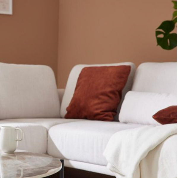 Detailaufnahme vom Interliving Serie 4450 Ecksofa mit Dekoration auf dem Couchtisch