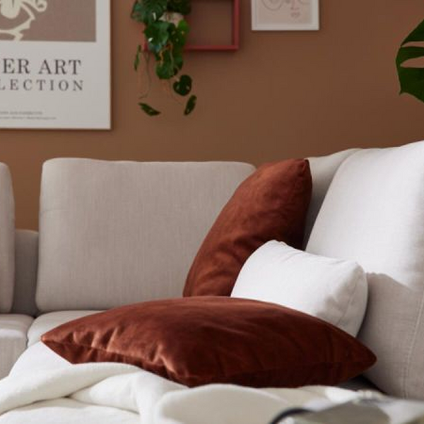 Nahaufnahme der Rückenkissen des Interliving Serie 4450 Ecksofas mit Zierkissen in Rostrot