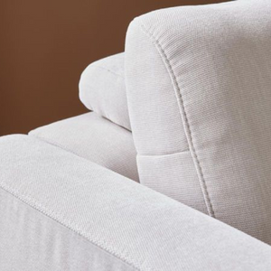 Detail der Naht und Stoffstruktur des Interliving Serie 4450 Ecksofas in moderner Stoffqualität