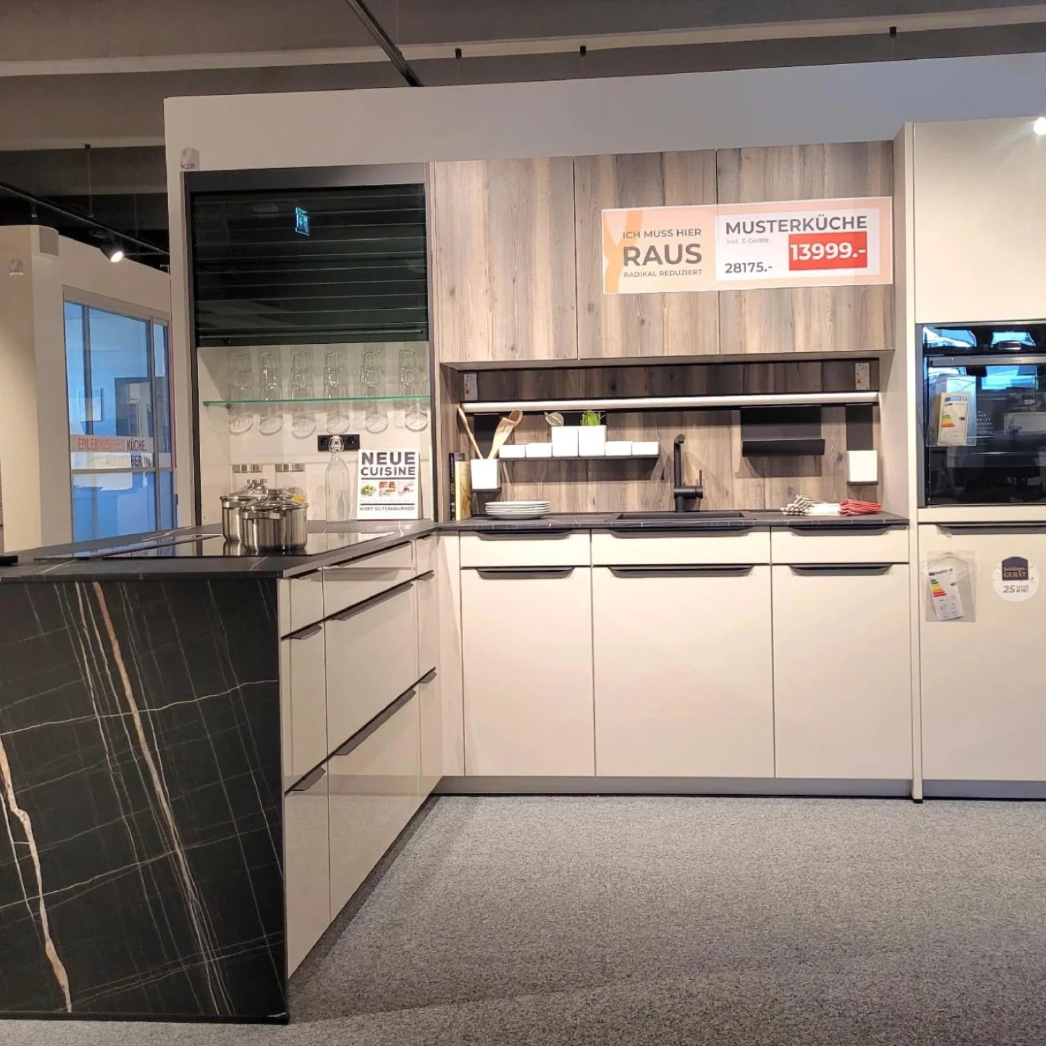 Ausstellungsküche stark reduziert