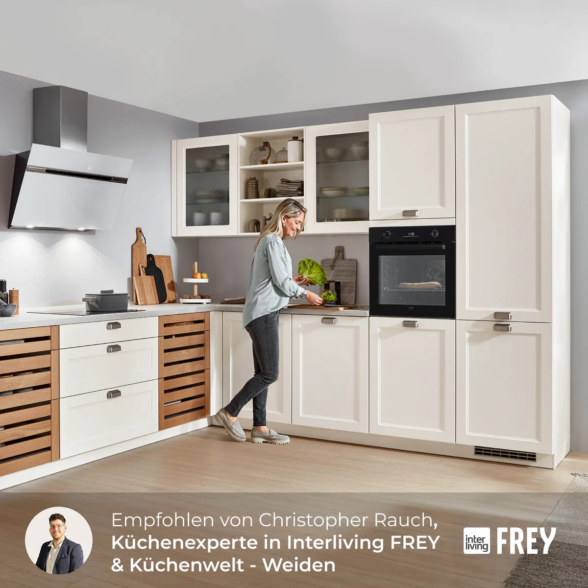 Nobilia-Einbauküche aus dem Programm Cascada, Front Lacklaminat weiß, Korpus weiß, Arbeitsplatte Terrazzo
weiß Nachbildung, mit Glashängern, Regal und 2 Auszugschränken
Vollservice-Preis mit Frontblenden in Eiche Massivholz. Mit hochwertigen Elektro Inklusive Lieferung und Montage
geräten und Einbauspüle. Maße ca. 275x305 cm. Ohne Deko. Attraktive Glashänger und ein dekoratives Zwischenregal setzen optische Akzente.
Die Auszugschränke mit Frontblenden in Eiche massiv unterstreichen den natürlichen Charakter