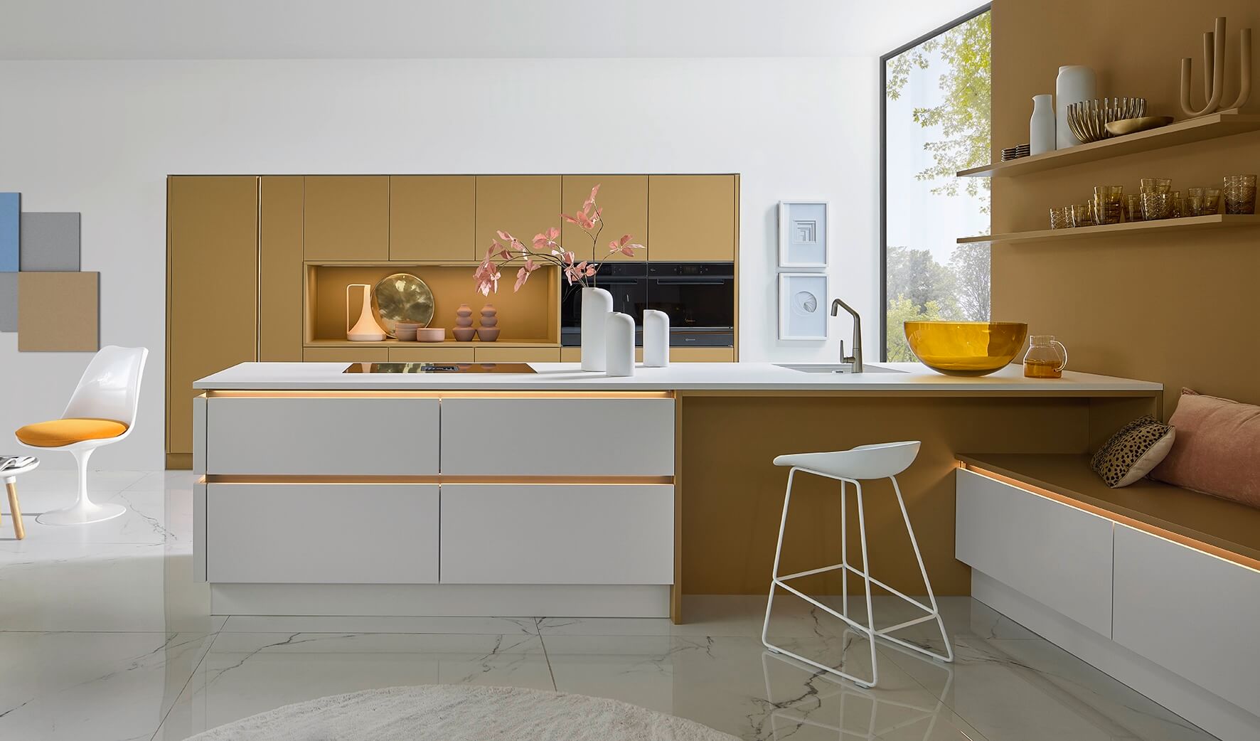 Moderne Nolte Inselküche in Caramel matt und Weiß mit Designwaschbecken, Sitzbank und offenen Regalen