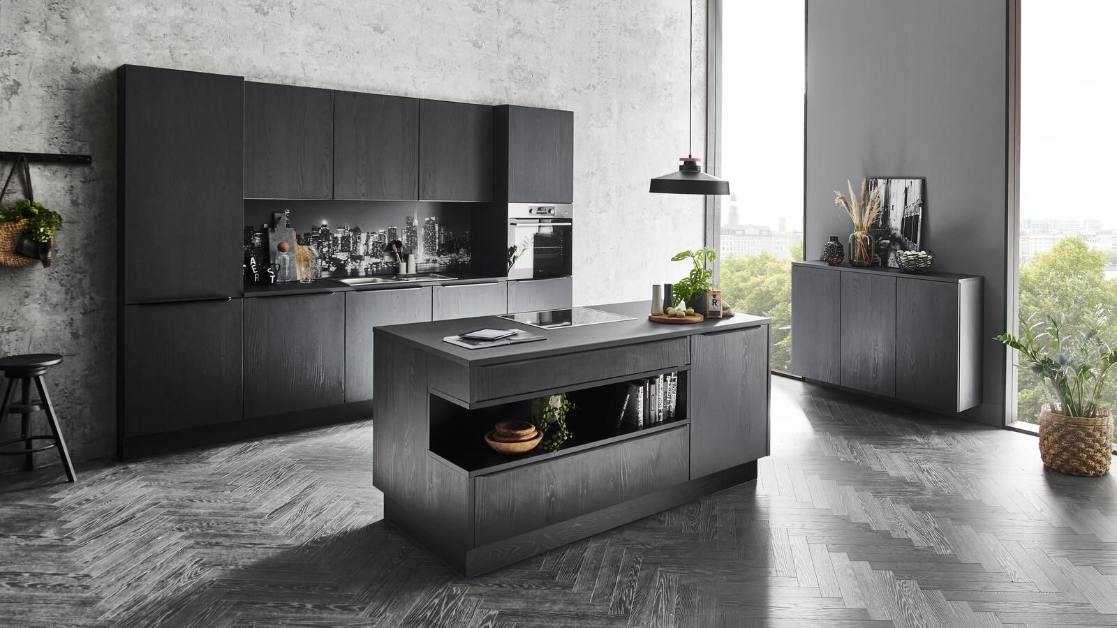 Moderne Nolte Inselküche in dunkler Holzoptik mit Küchenzeile und Stadt-Skyline als Rückwand