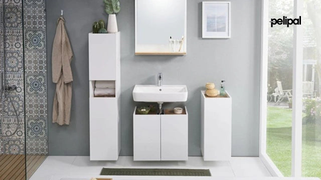 Helles Badezimmer mit minimalistischen weißen Badmöbeln von Pelipal