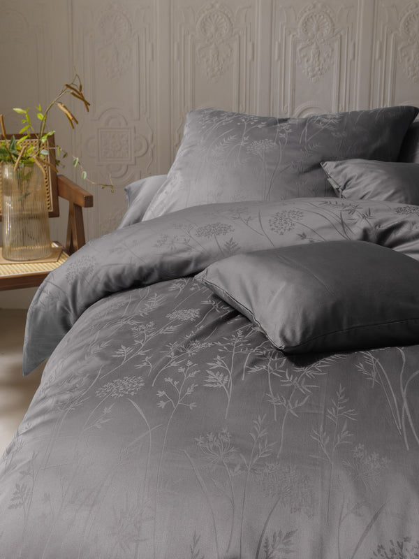 IO 8643 Jacquard Satin Bettwäsche 2-teilig, grafit mit Gräsermotiv