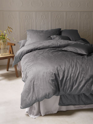 IO 8643 Jacquard Satin Bettwäsche 2-teilig, grafit mit Gräsermotiv