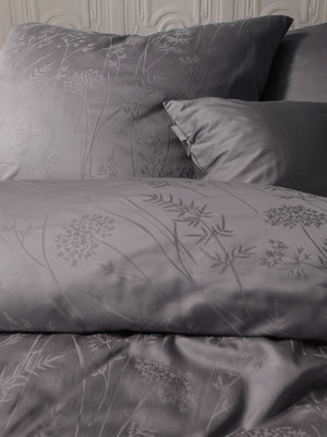 IO 8643 Jacquard Satin Bettwäsche 2-teilig, grafit mit Gräsermotiv