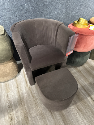 Sessel mit Hocker