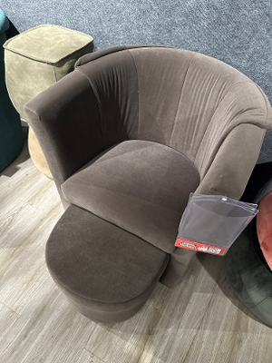 Sessel mit Hocker