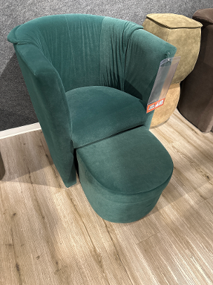 Sessel mit Hocker