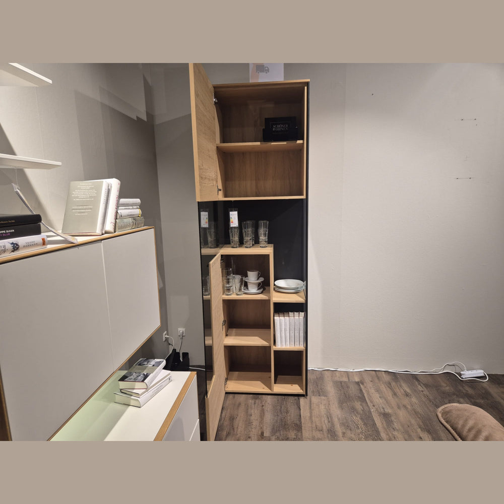 Vitrine "Andra" - links