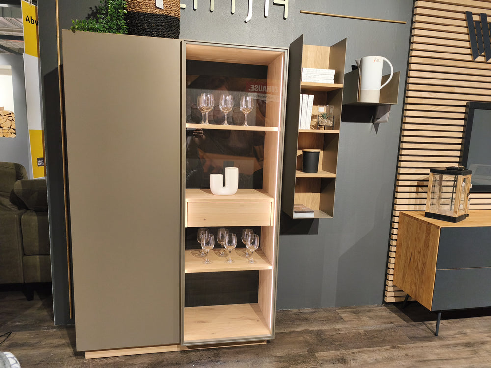 Vitrine mit Wandboard und Hängeregal "Linja"