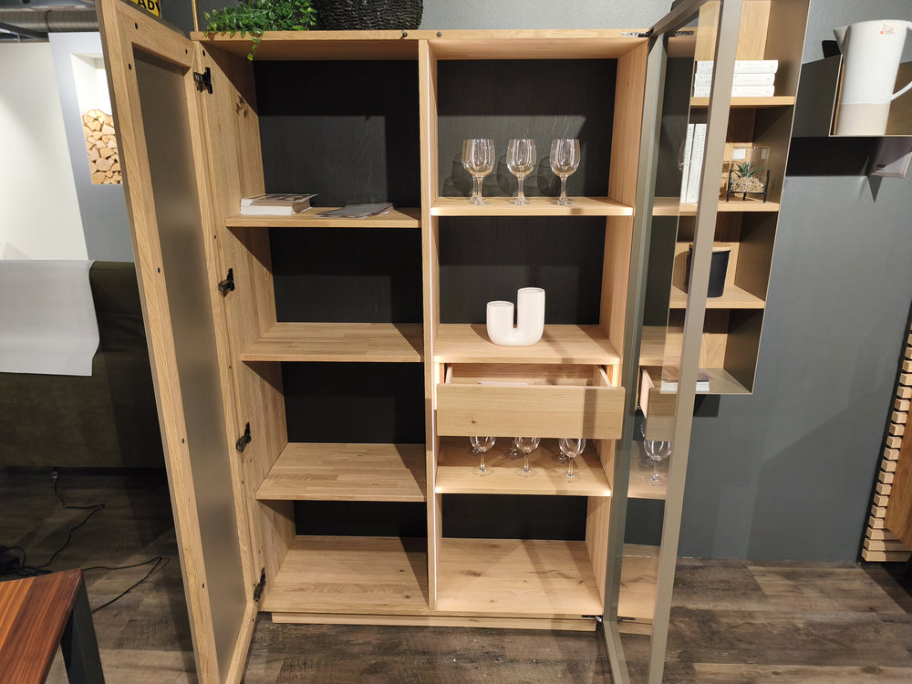 Vitrine mit Wandboard und Hängeregal "Linja"