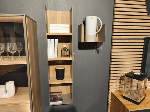 Vitrine mit Wandboard und Hängeregal "Linja"