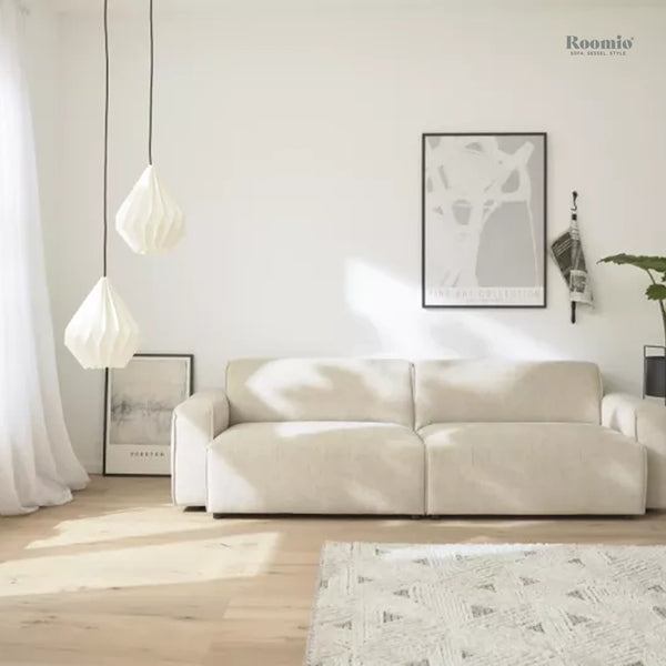 Modernes beiges Sofa im skandinavischen Stil von Roomio in heller Wohnumgebung