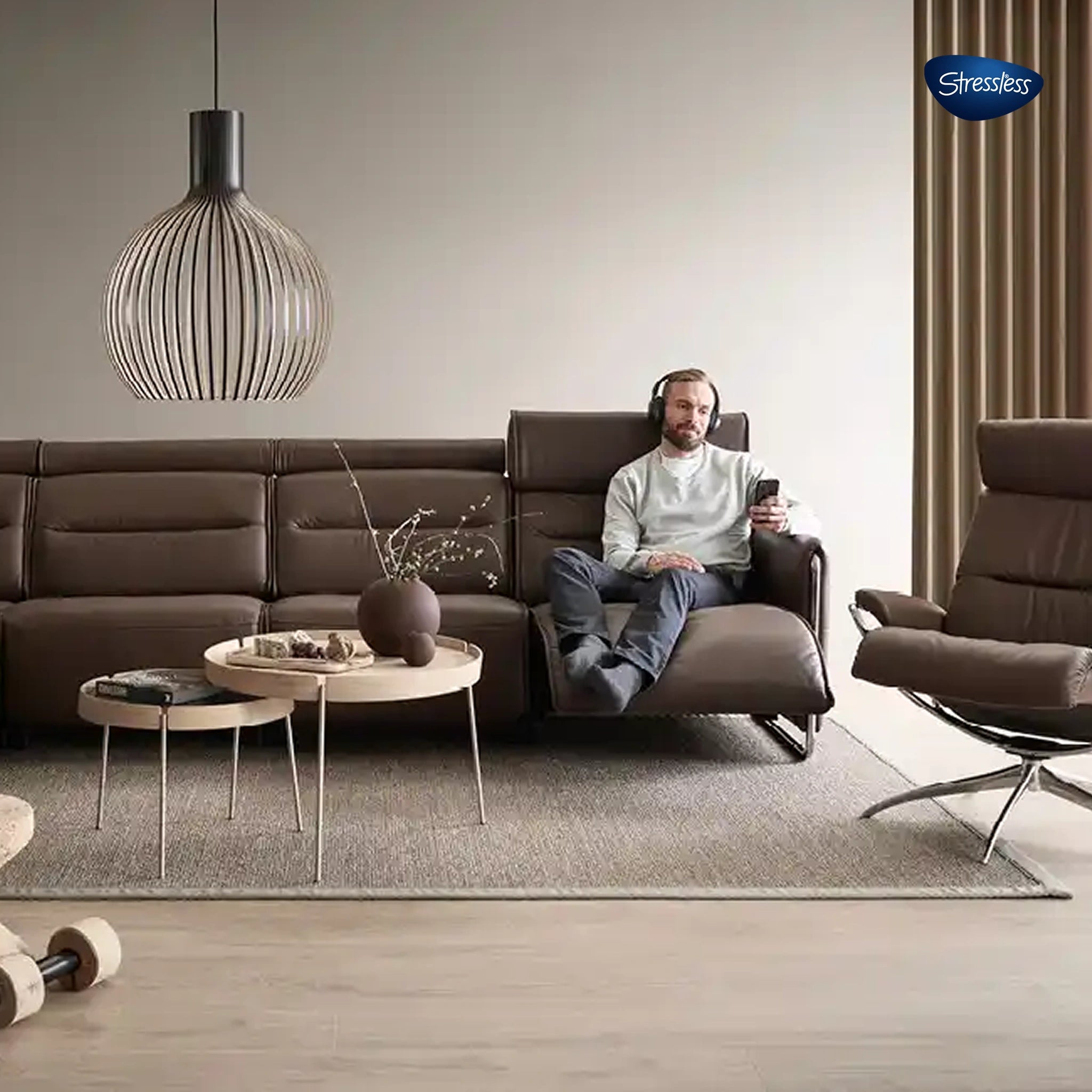 Braunes Stressless Sofa mit Relaxfunktion in gemütlichem Ambiente
