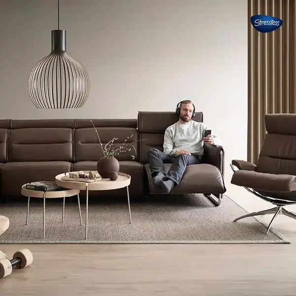 Braunes Stressless Sofa mit Relaxfunktion in gemütlichem Ambiente